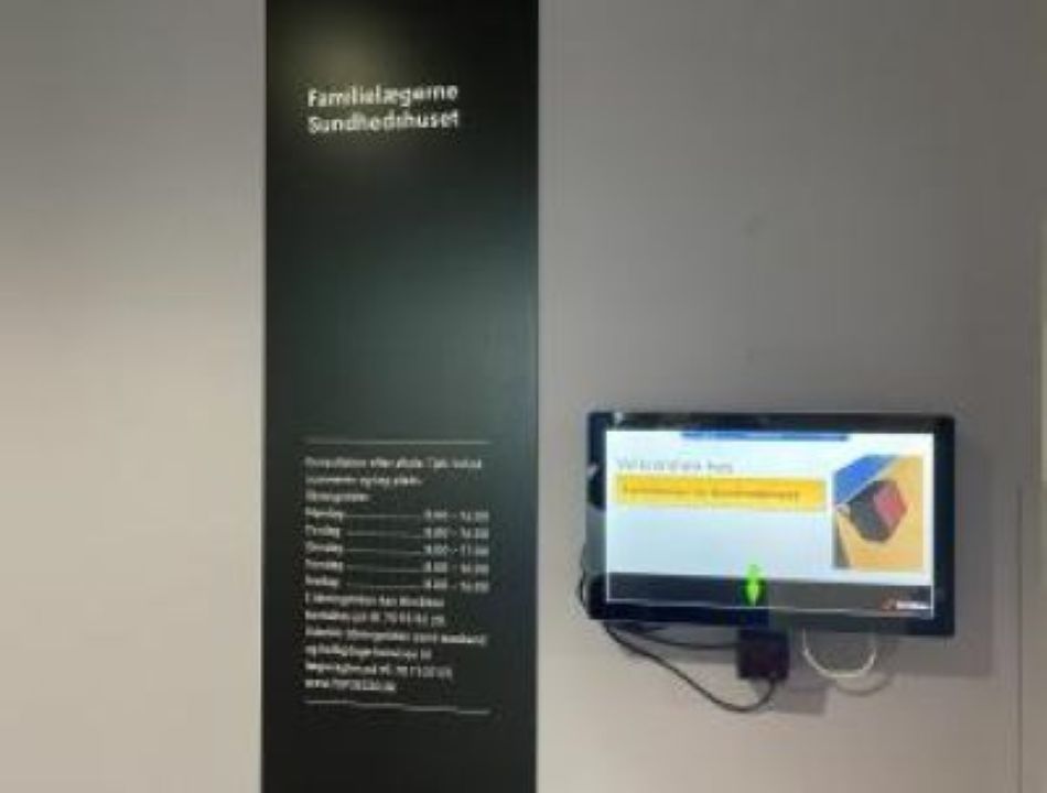 Billede af Familielægernes infoskilt og check in skærm