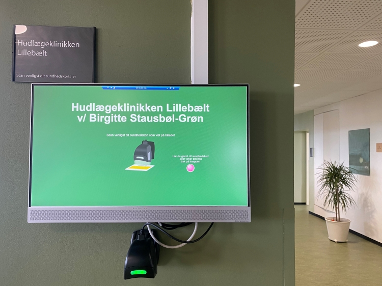 Billede af hudlægeklinikkens infoskærm