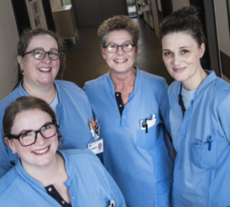 Billede der viser medarbejdere i sygeplejeklinikken